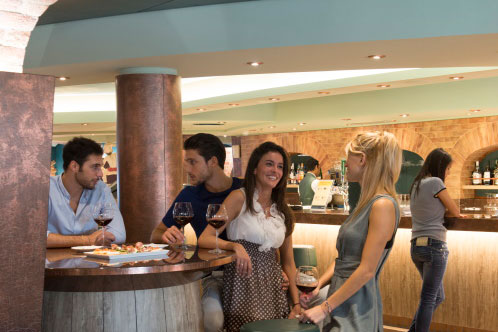 Gastronomía a bordo, amigos disfrutando. SoloCruceros.cl