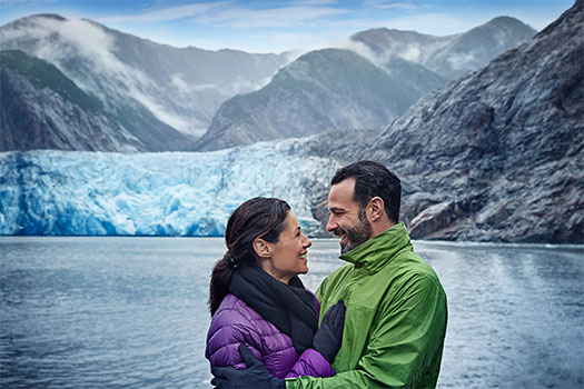 Pareja disfrutando de un glaciar de Alaska. SoloCruceros.cl
