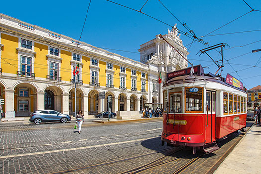 Tranvía amarillo en la Praça do Comércio, Lisboa. SoloCruceros.cl