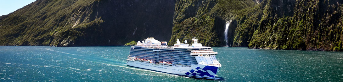 Barco Princess Cruises navegando por los fiordos de Nueva Zelanda. SoloCruceros.cl