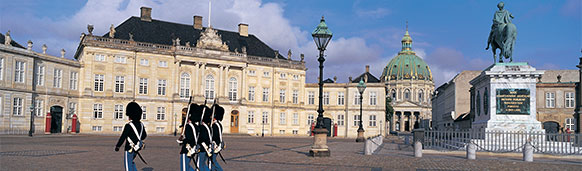 Cambio de guardia en Aamalienborg, Copenhague. SoloCruceros.cl Cambio de guardia en Aamalienborg, Copenhague. SoloCruceros.cl