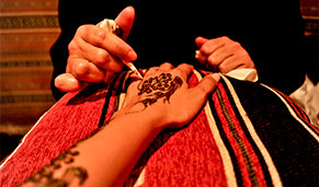 Dubái, un crucero exótico, tatuaje de henna. SoloCruceros.cl