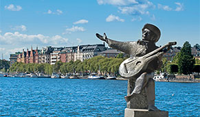 Estatua delante del Ayuntamiento. SoloCruceros.cl