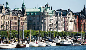 Botes y edificios emblemáticos de la ciudad. SoloCruceros.cl